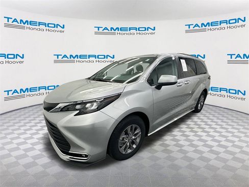 Used 2024 Toyota Sienna XLE image 1