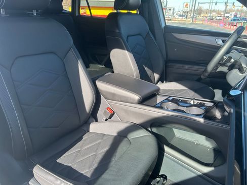 Used 2025 Volkswagen Atlas Cross Sport SE image 39