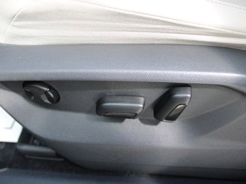 Used 2018 Volkswagen Tiguan SE w/ Panoramic Sunroof Package image 18