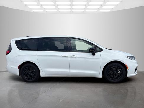 Used 2024 Chrysler Pacifica Limited FWD image 2