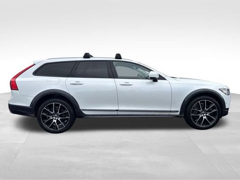 Used 2017 Volvo V90 T6 Cross Country image 8