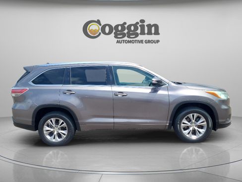 Used 2015 Toyota Highlander XLE FWD image 6