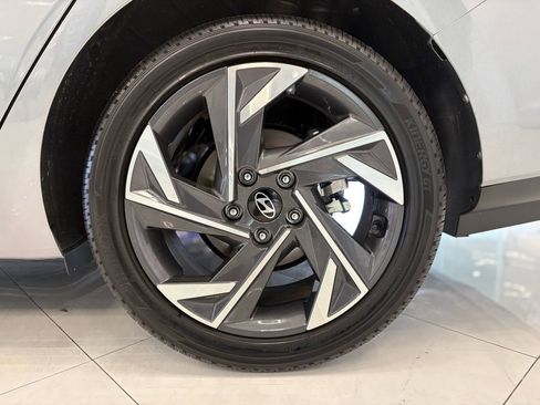 Used 2025 Hyundai Elantra SEL image 40