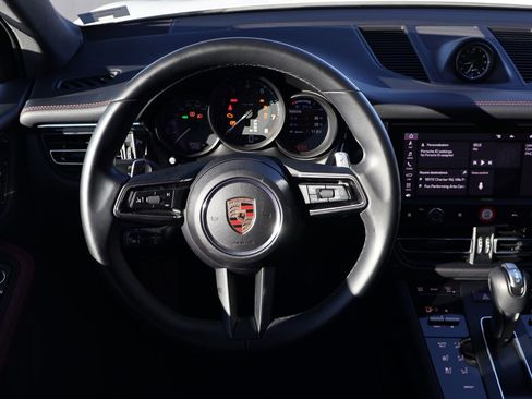 Certified 2025 Porsche Macan image 15