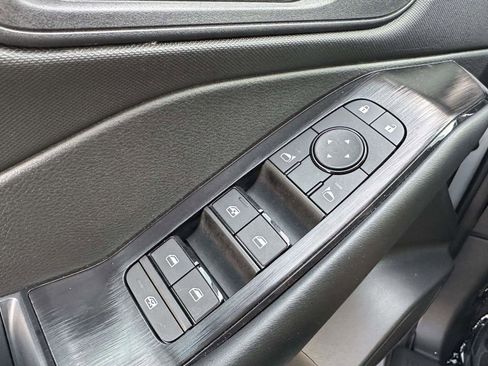 Used 2025 Nissan Rogue S image 33