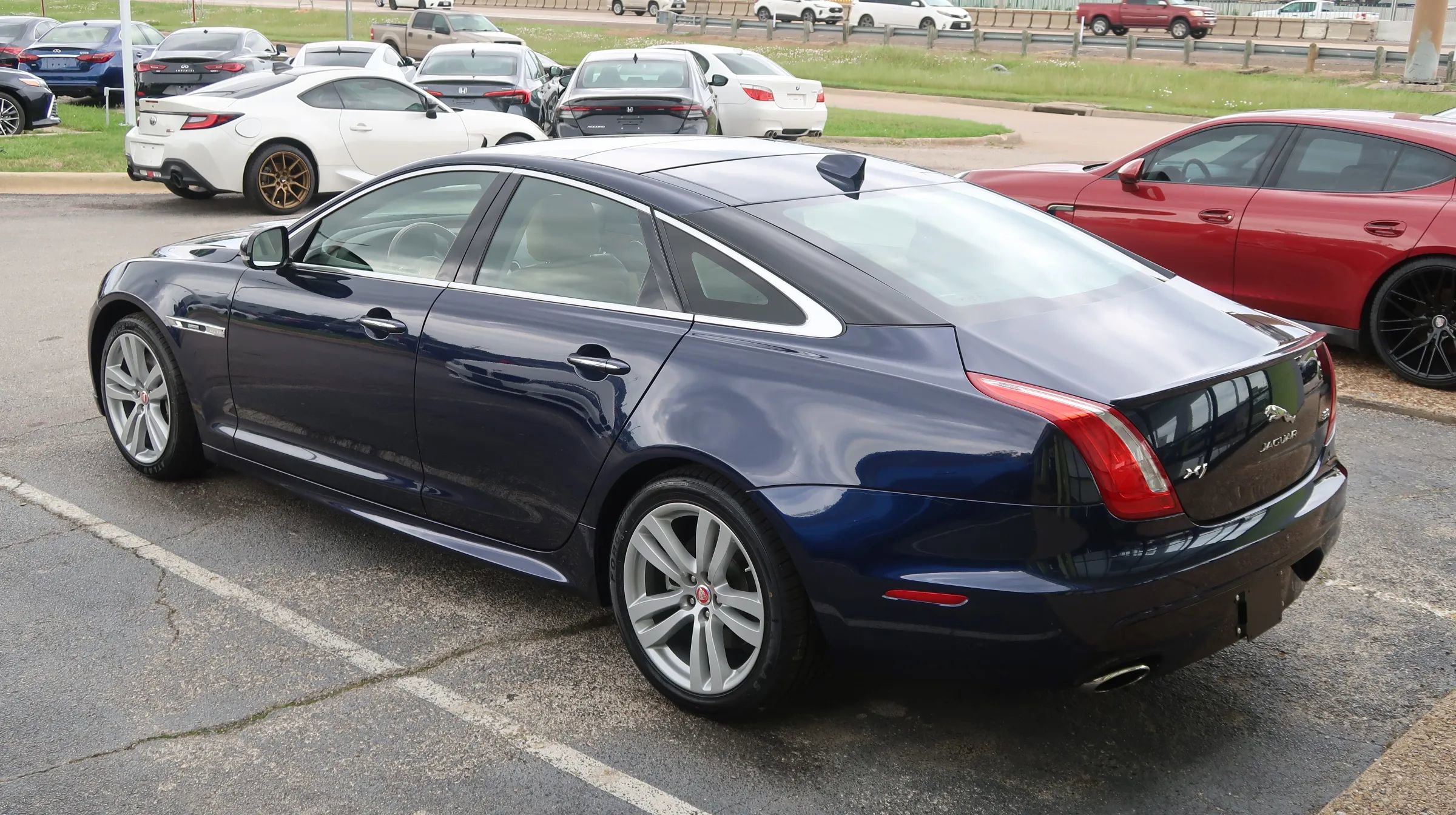 Used 2019 Jaguar XJ R-Sport RWD image 12