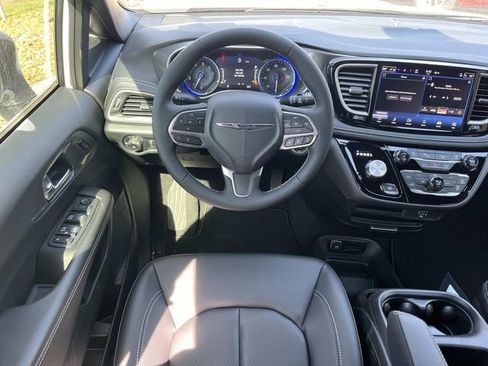 New 2026 Chrysler Pacifica Select image 14