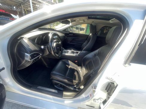 Used 2017 Jaguar XE Prestige RWD image 4