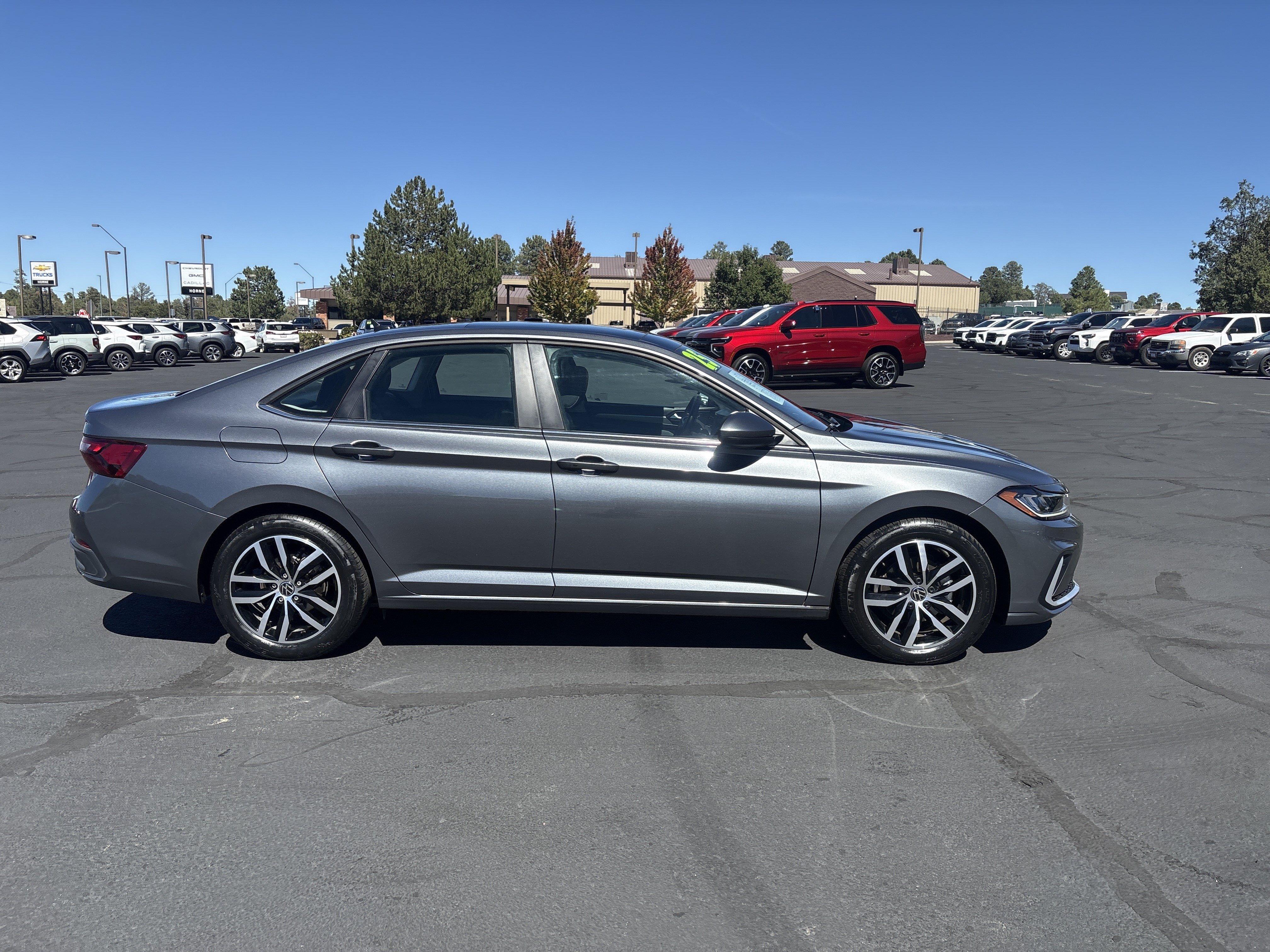 Used 2025 Volkswagen Jetta SE FWD image 5