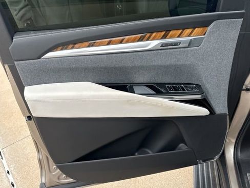 Used 2025 Cadillac Escalade Sport Platinum w/ LPO, Floor Liner Package AWD/4WD image 9