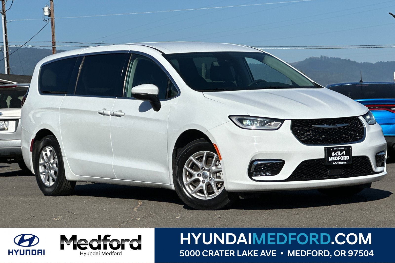 Used 2023 Chrysler Pacifica Touring-L FWD image 1