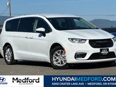 Used 2023 Chrysler Pacifica Touring-L