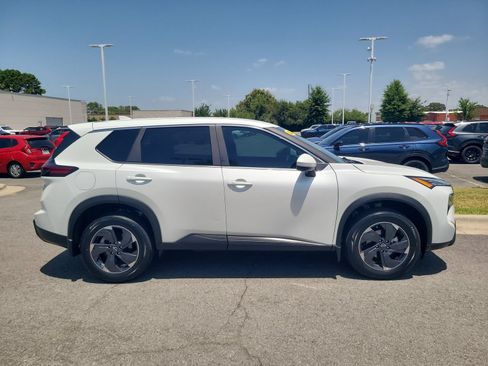 Used 2024 Nissan Rogue SV AWD/4WD image 2