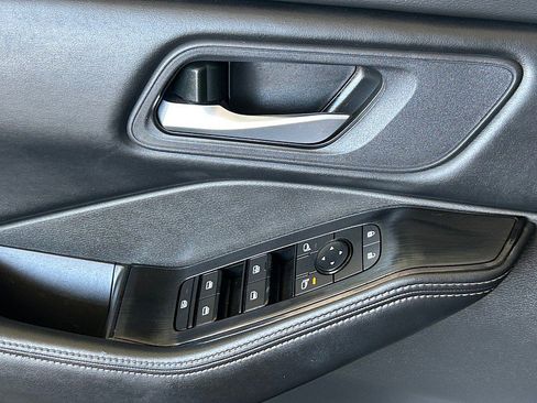 Used 2024 Nissan Rogue SV image 17