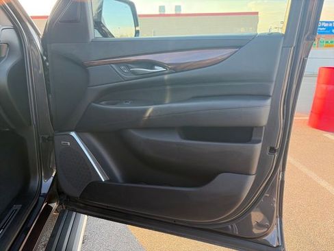 Used 2017 Cadillac Escalade ESV Premium Luxury image 48