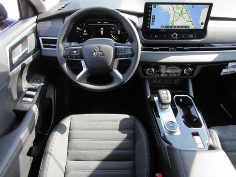 New 2025 Mitsubishi Outlander SE image 9