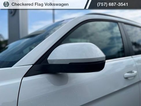 Used 2025 Volkswagen Atlas SE FWD image 2