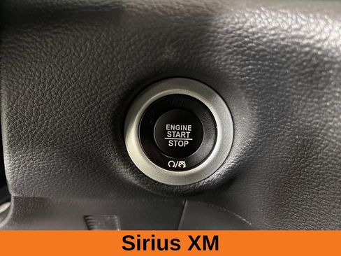 Used 2025 Chrysler Pacifica Limited image 14