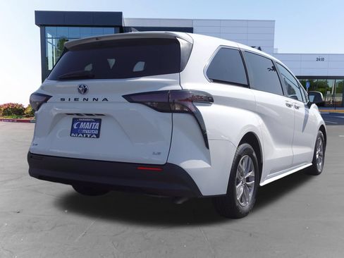 Used 2025 Toyota Sienna LE FWD image 3