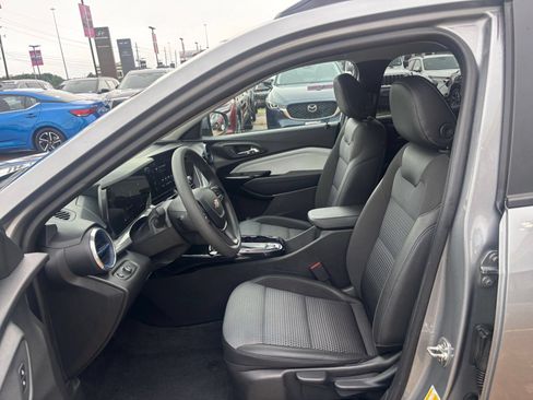 Used 2025 Chevrolet Trax LT FWD image 25