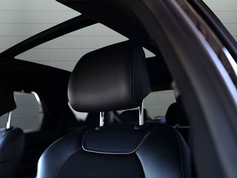 Used 2023 Genesis GV70 2.5T w/ Sport Prestige Package image 28