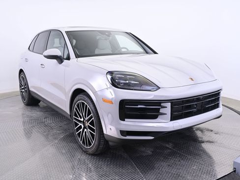 Used 2025 Porsche Cayenne image 9