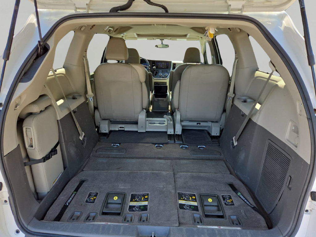 Used 2015 Toyota Sienna XLE FWD image 7