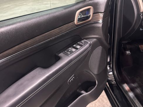 Used 2017 Jeep Grand Cherokee Overland AWD/4WD image 16