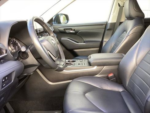 Certified 2024 Toyota Highlander XLE image 4