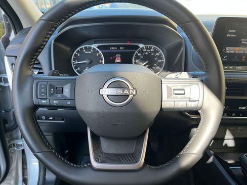 Used 2025 Nissan Rogue SV image 30