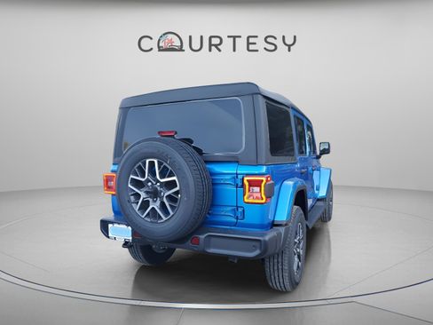 New 2026 Jeep Wrangler Sahara AWD/4WD image 4