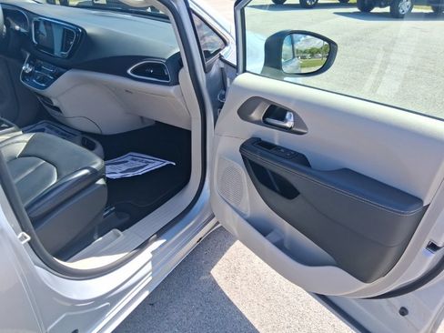Used 2023 Chrysler Pacifica Touring-L FWD image 34
