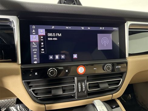 Certified 2022 Porsche Macan image 28