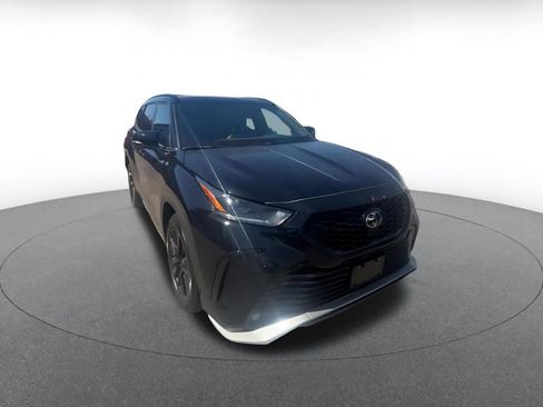 Used 2025 Toyota Highlander XSE AWD/4WD image 3