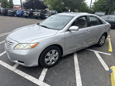 Used 2009 Toyota Camry LE FWD image 2