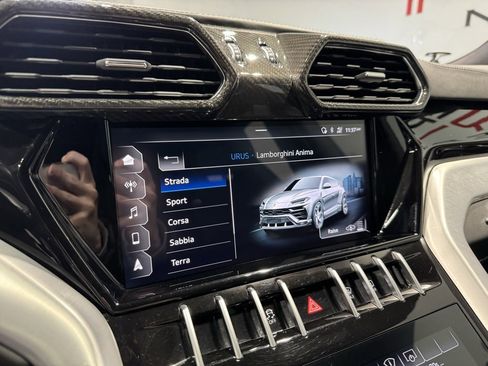 Used 2020 Lamborghini Urus image 24