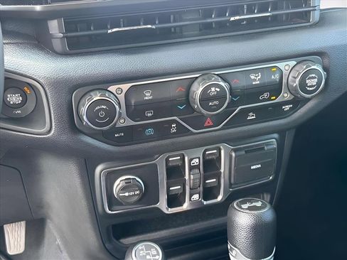 Used 2024 Jeep Wrangler Unlimited image 25