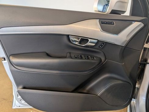 Used 2022 Volvo XC90 T5 Momentum image 11