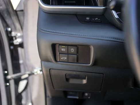 Used 2023 Toyota Highlander XLE image 18