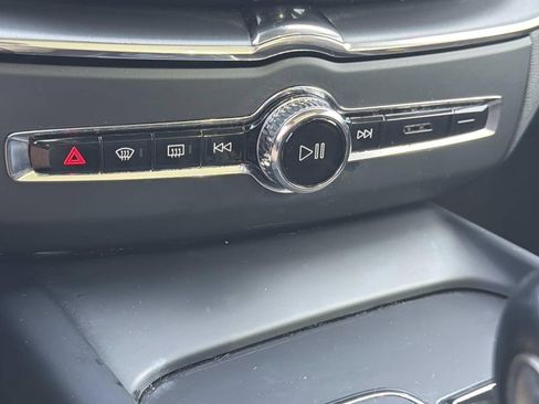 Used 2018 Volvo XC60 T5 Momentum AWD/4WD image 22