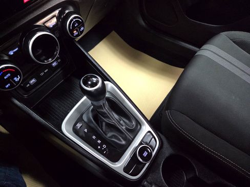 Used 2022 Hyundai Venue SEL image 27