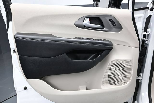 Certified 2024 Chrysler Pacifica Touring-L FWD image 22