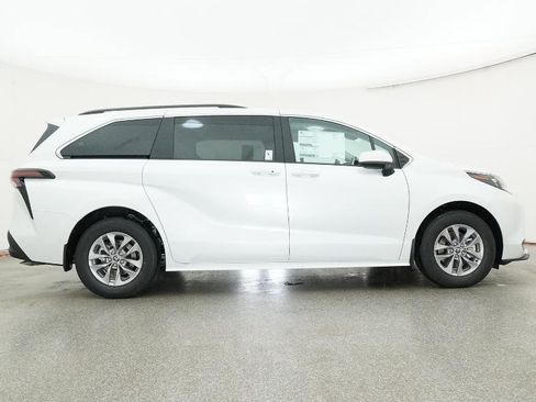 New 2026 Toyota Sienna XLE FWD image 10