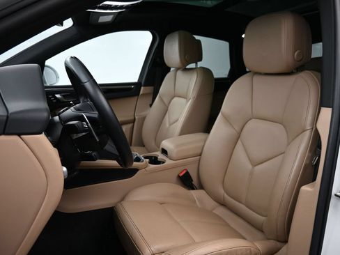 Certified 2022 Porsche Macan AWD/4WD image 5