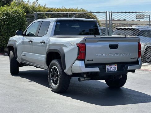 Used 2025 Toyota Tacoma TRD Off-Road image 4