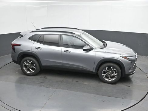 Used 2025 Chevrolet Trax LT w/ LT Convenience Package FWD image 30