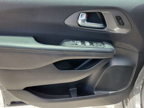 Used 2025 Chrysler Pacifica Select FWD image 19