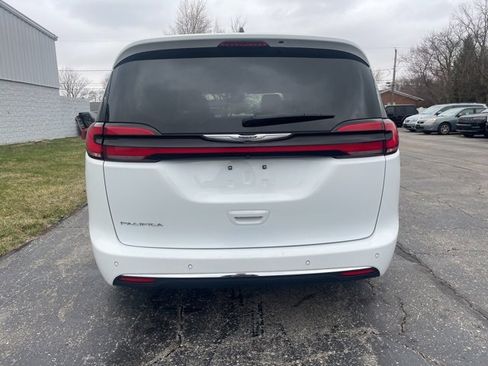 Used 2024 Chrysler Pacifica Touring-L image 12