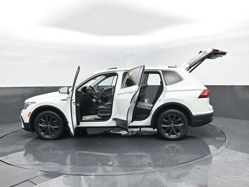 Used 2022 Volkswagen Tiguan SE w/ Panoramic Sunroof Package AWD/4WD image 32