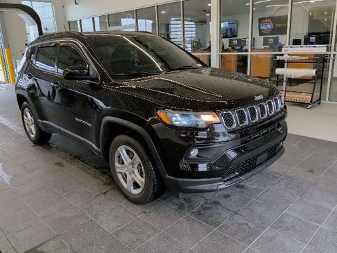 Used 2023 Jeep Compass Latitude w/ Convenience Group AWD/4WD image 2